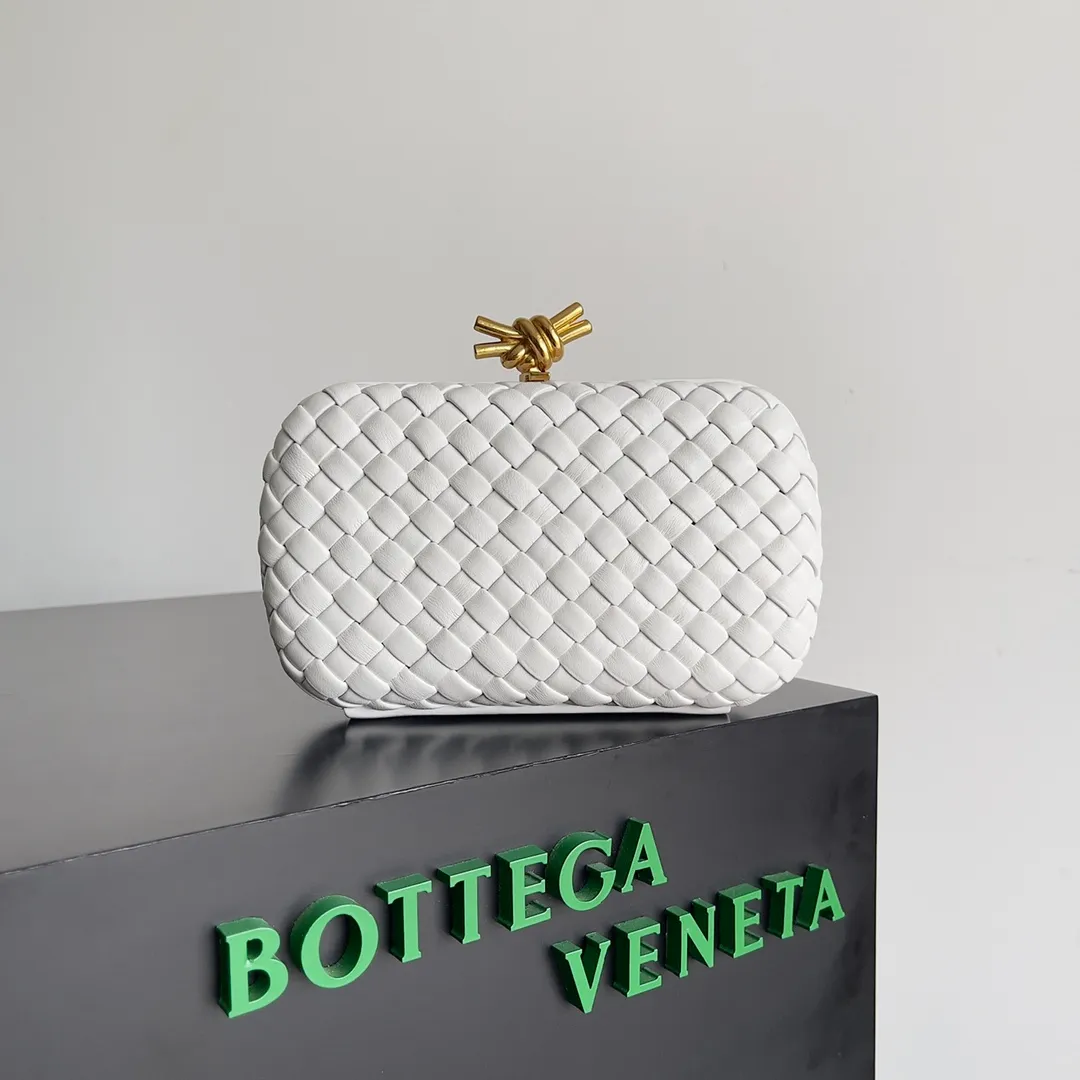 Batch 1860 BV Knot | The classic return of the evening bag. Original leather ➕ Stainless steel hardware ➕ 24k real gold plating ➕ Fully handmade. Those who know the history of our brand should have heard that the knot is a story of Bottega Veneta, and it is also one of the more important design elements. Matthieu Blazy's work this season sublimates Knot's classics, with a new knot design and a woven shoulder strap, plus Fouland Intreccio's weaving technology, adding some fashion to the retro and nostalgic feel of the past. Style number: 717622 Size: 20.5*6*12.5